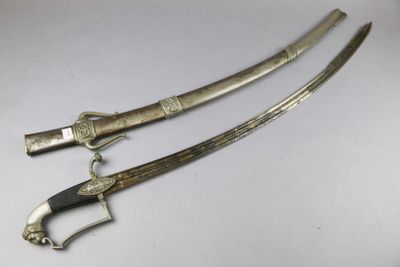 une paire d'épées, accompagnées d'un couteau et d'un décapsuleur, posées sur une surface blanche