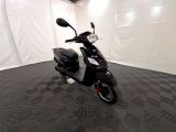 un scooter garé dans une pièce