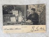 une photo d'un homme assis à une table avec un livre
