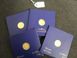 trois cartes bleues ornées de pièces d'or, posées sur une table