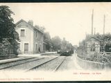 une photo en noir et blanc d'un train qui arrive sur les rails