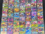 gros plan d'un paquet de cartes pokemon sur une table
