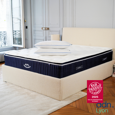 un matelas posé sur un lit dans une chambre