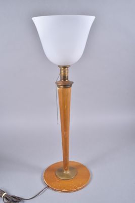 Lampe de type Mazda en bois et métal, la tulipe en opaline.