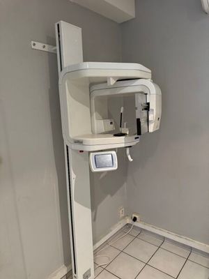 une photo d'une chambre d'hôpital avec un appareil dans un coin