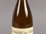 une bouteille de vin posée sur une table