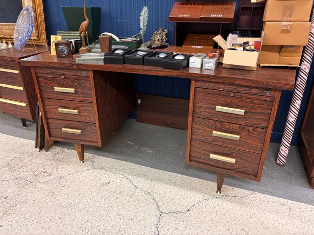Bureau ministre ouvrant à 6 tiroirs, de forme arrondi H : 76 x 16...