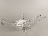 un saladier en verre transparent posé sur une table, sur fond blanc