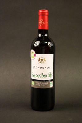 une bouteille de vin rouge sur fond noir