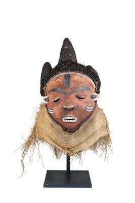 image d'un masque en bois sur un support sur fond blanc