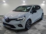 la voiture blanche est garée sur le sol à carreaux d'un garage
