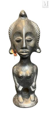 une statue représentant une femme avec une fleur dans les cheveux