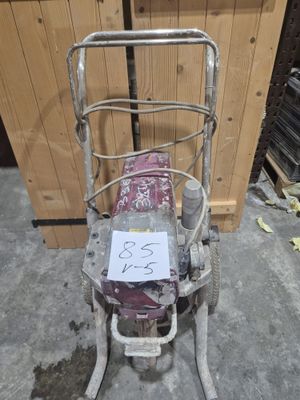 une petite machine posée sur le sol