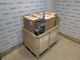 une caisse en bois contenant plusieurs boîtes
