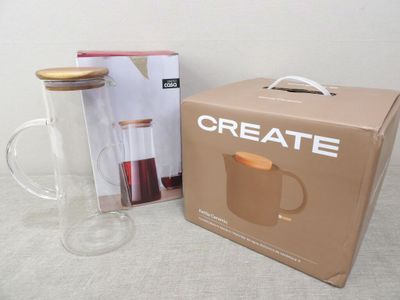 une boîte contenant une tasse, à côté d'une tasse à café