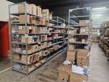 de nombreux cartons et boîtes sur les étagères de l'entrepôt