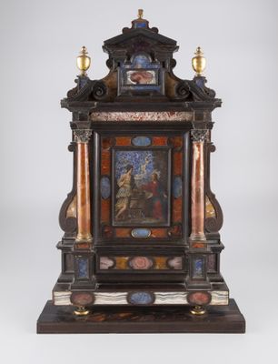 une horloge posée sur une table