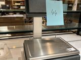une photo d'une balance posée sur le comptoir d'un magasin