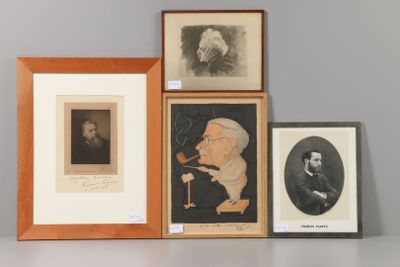 plusieurs photos encadrées représentant des hommes et des femmes, posées sur une table