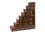 un escalier en bois avec des tiroirs de chaque côté