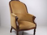 une chaise à l'ancienne avec un revêtement jaune, revêtement jaune, revêtement jaune, revêtement jaune, revêtement