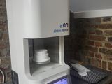 une photo d'une paillasse de laboratoire sur laquelle se trouve un ordinateur