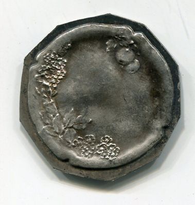 une pièce d'argent sur laquelle figure une femme