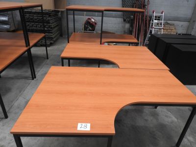 Il y a beaucoup de bureaux et de chaises dans cette pièce