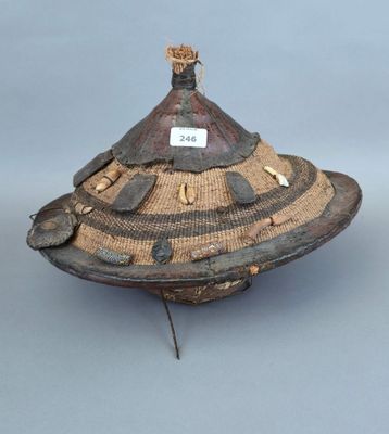une image représentant un chapeau muni d'une étiquette