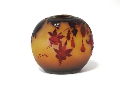 un vase avec un motif sur une surface blanche