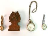 une horloge, une montre et une chaîne accrochée au mur