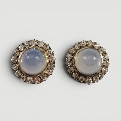 une photo d'une paire de boucles d'oreilles ornées de lunes et de diamants