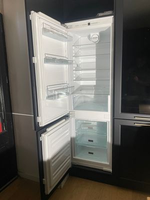 un réfrigérateur ouvert dans un coin de la cuisine