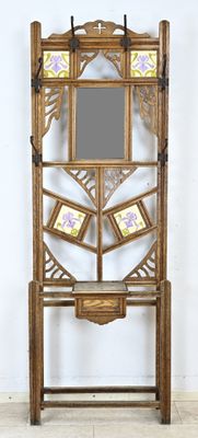 une étagère en bois surmontée d'un miroir