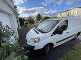 la camionnette blanche est garée sur le côté de la route