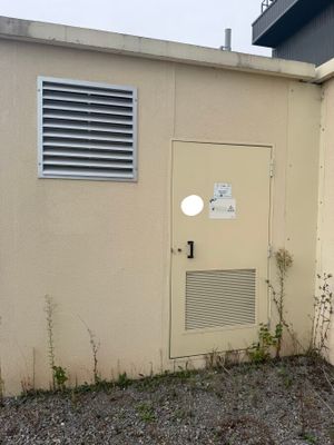 un petit bâtiment doté d'une porte et d'une fenêtre