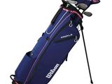 un gros plan sur un sac de clubs de golf sur fond blanc