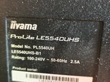 une image montrant un gros plan d'une batterie de téléphone portable posée sur une table