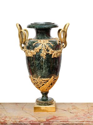 Important vase de forme balustre en marbre noir, reposant su…