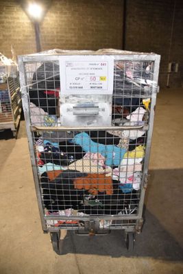 un chariot métallique contenant tout un tas de vêtements