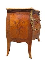 Commode de style Louis XV en bois de placage à décor marquet… (photo 3)