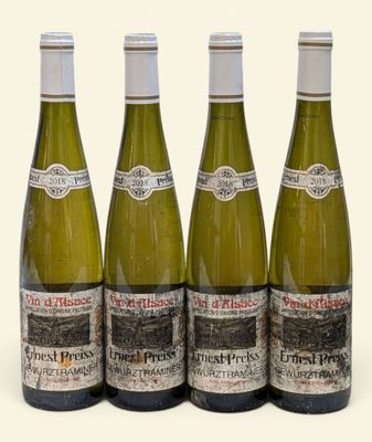 trois bouteilles de vin posées les unes à côté des autres sur une surface blanche