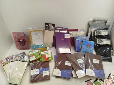 un grand nombre d'objets posés sur une table