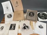 plusieurs vieilles photos en noir et blanc représentant des femmes et des hommes, posées sur une table