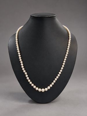 un collier de perles blanches sur un mannequin noir