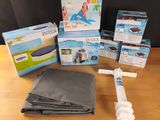 le contenu d'une piscine gonflable est étalé sur la table