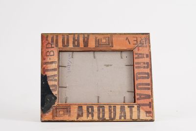 une photo d'un cadre avec une image dessus