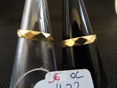 deux bouteilles contenant un liquide noir, sur lesquelles est apposée une étiquette de prix
