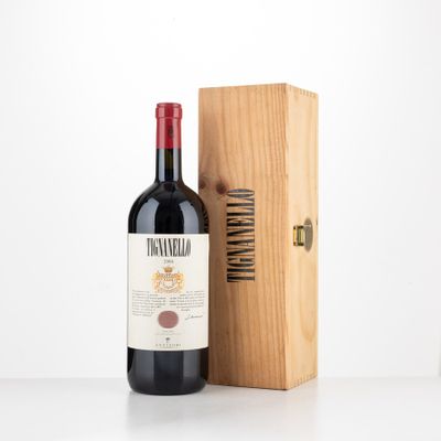 une bouteille de vin posée à côté d'une caisse en bois