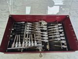 une boîte rouge contenant tout un tas d'outils